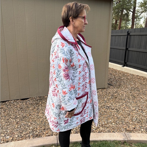 Floral Women’s Jacket upcycled blanket with Burgundy Accents- Hood and pockets! - Picture 7 of 9